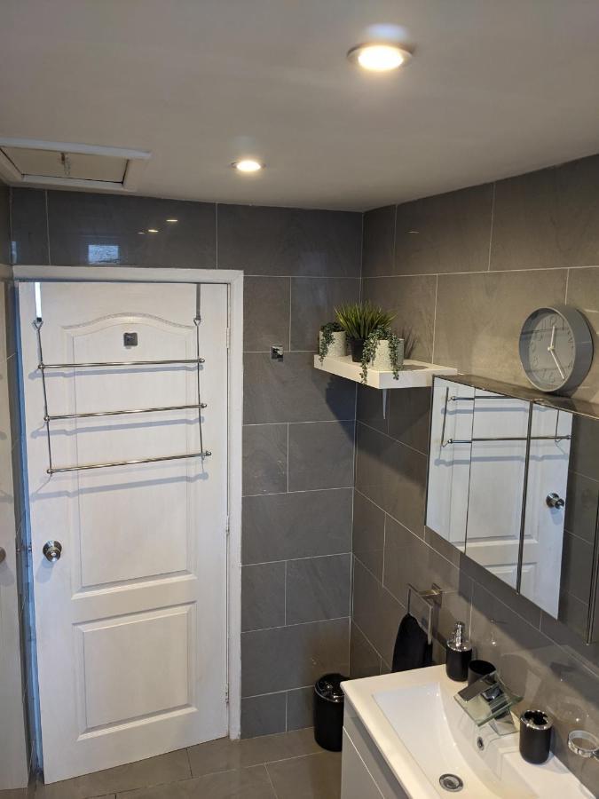 Appartamento Contractors, Relocators, Free Parking, Wifi, Smart Tvs Marston Green Esterno foto